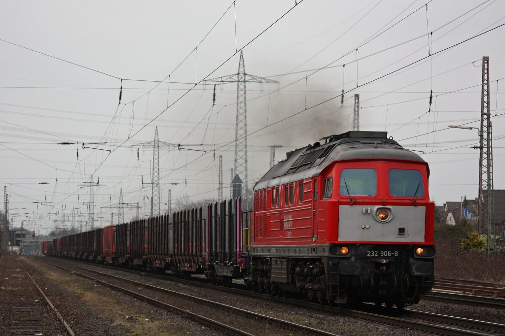 Die 232 906 dieselte am 9.3.12 mit ihrem bergabezug nach Dsseldorf-Rath durch Ratingen-Lintorf.