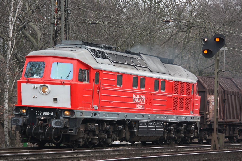 Die 232 906 fuhr am 25.2.12 durch Duisburg-Neudorf.