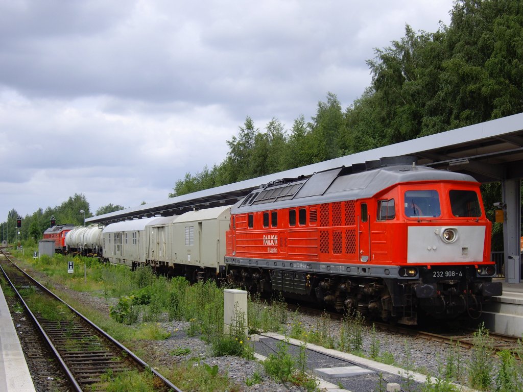 Die 232 908-4 die aus Richtung Ahaus kam, wurde an den bereits seit heute morgen in Gronau stehendem Unkrautspritzzug gekoppelt.
Hinten steht die 232 906.
Von wo der Zug kam ist mir ebenfalls unbekannt.