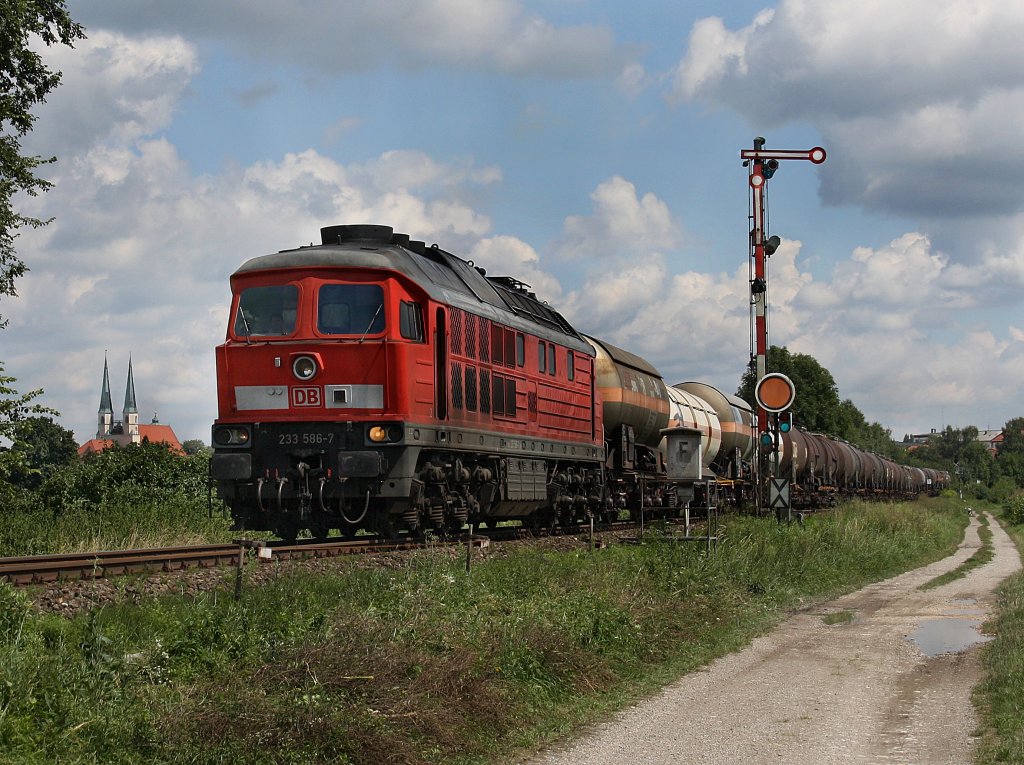 Die 233 586 am 09.08.2010 mit einem Kesselwagenzug unterwegs bei Alttting. 