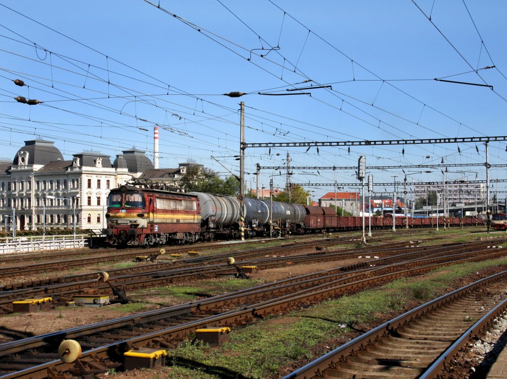 Die 240 035 am 01.10.2011 mit einem Gterzug bei der Durchfahrt durch den Pilsener Hbf. 