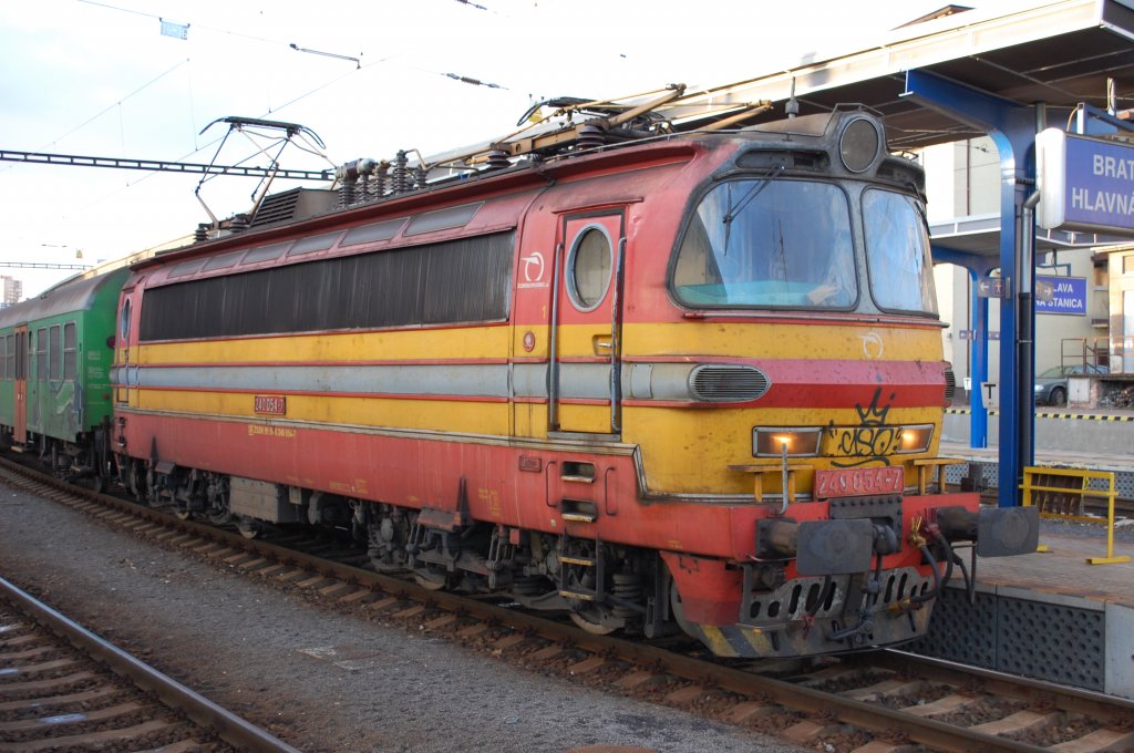 Die 240-054 abfhrt mit Regionalzug Os 3015 Bratislava hl. st./Preburg Hbf. – Pezinok/Psing – Trnava/Tyrnau – Leopoldov/Leopoldstadt – Nov Mesto nad Vhom/Neustadt a. d. Waag (Westslowakei); 18.12.2011