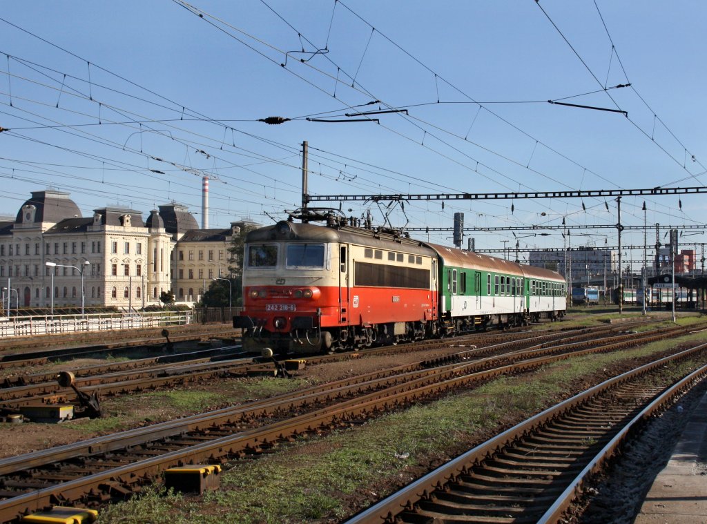 Die 242 218 mit einem Os am 01.10.2011 bei der Ausfahrt aus dem Pilsener Hbf.