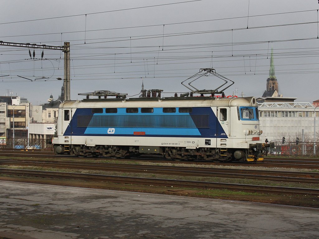 Die 242 220 am 03.04.2010 bei einer Rangierfahrt in Pilsen Hbf. 