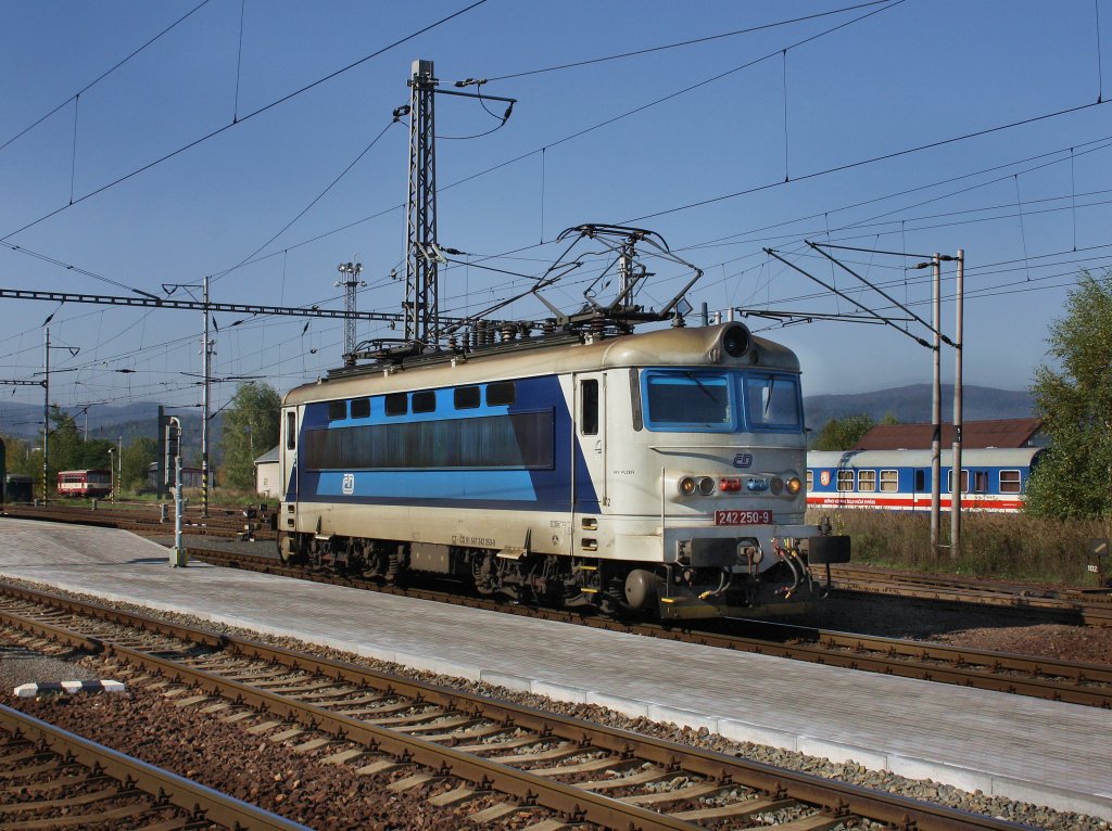 Die 242 250 am 10.10.2010 bei einer Rangierfahrt in Klatovy.