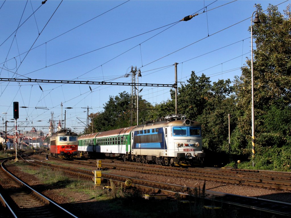 Die 242 250 mit einem Os bei der Einfahrt in den Pilsner Hbf, im Hintergrund steht die 242 218 und wartet auf die Einfahrt. 