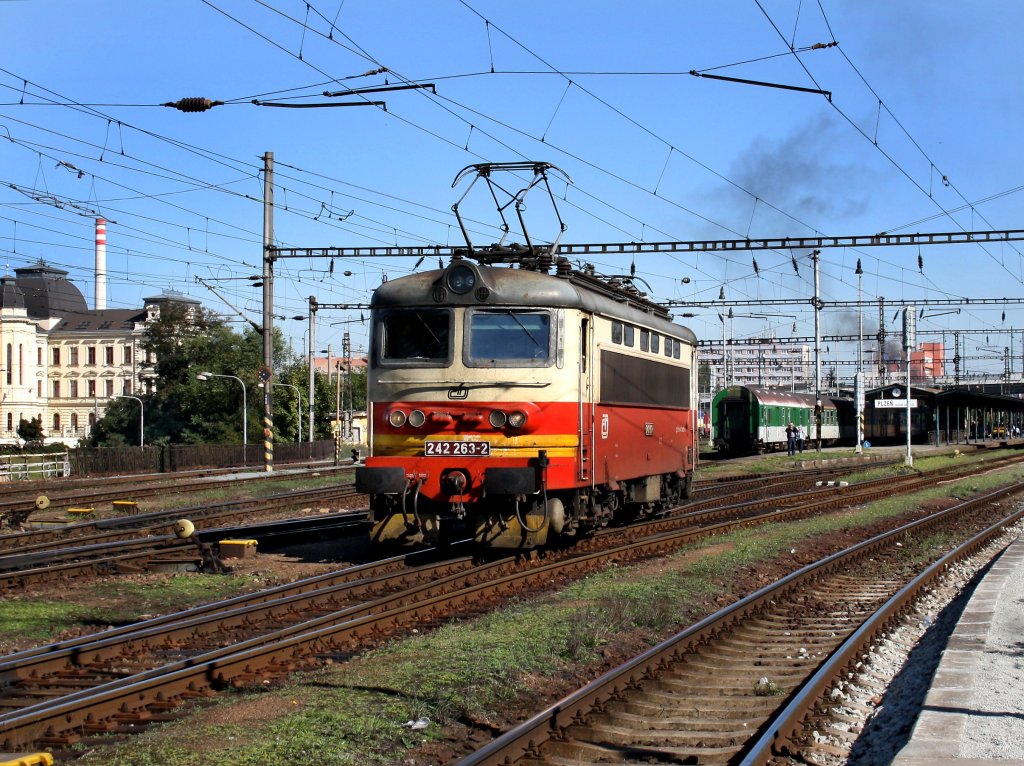 Die 242 263 am 01.10.2011 bei einer Rangierfahrt im Pilsener Hbf.
