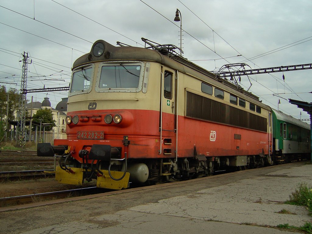 Die 242 282 am 03.10.2008 mit einem Personenzug im Pilsener Hbf. 