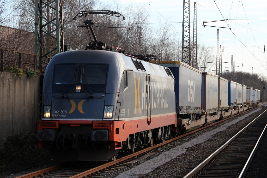 Die 242 516  Ferdinand  von Hector Rail mit kurzem KLV Zug beim Personalwechsel in Gladbeck-West. 14.04.2013.