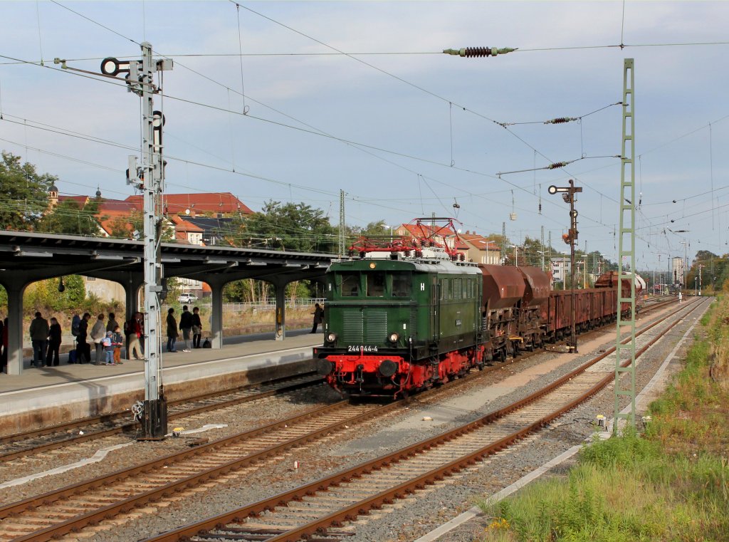 Die 244 044 mit einem Fotogterzug am 06.10.2012 in Altenburg.