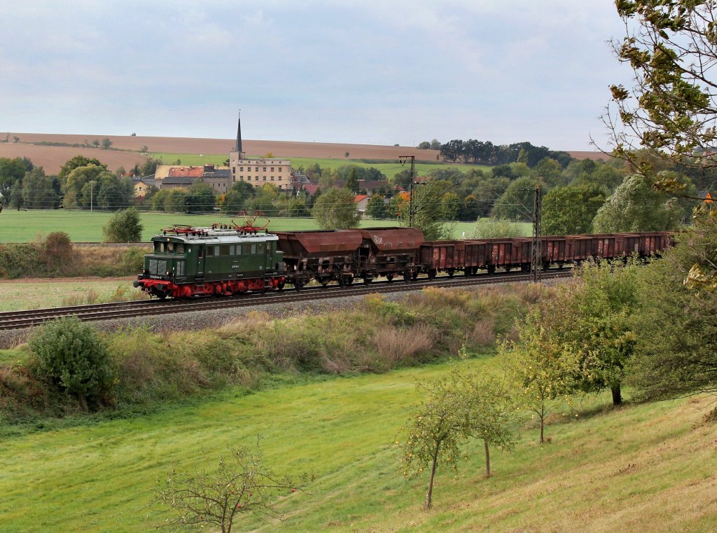 Die 244 044 mit einem Fotog�terzug am 06.10.2012 unterwegs bei Lehndorf.