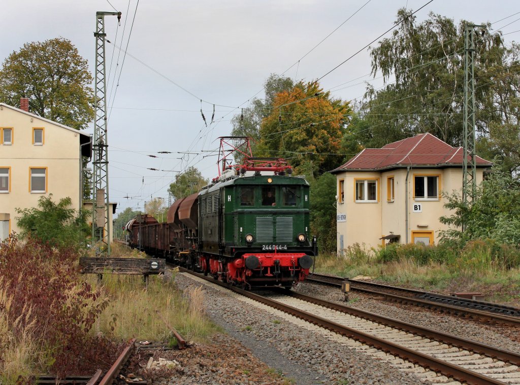 Die 244 044 mit einem Fotogterzug am 06.10.2012 unterwegs bei Regis-Breitingen.