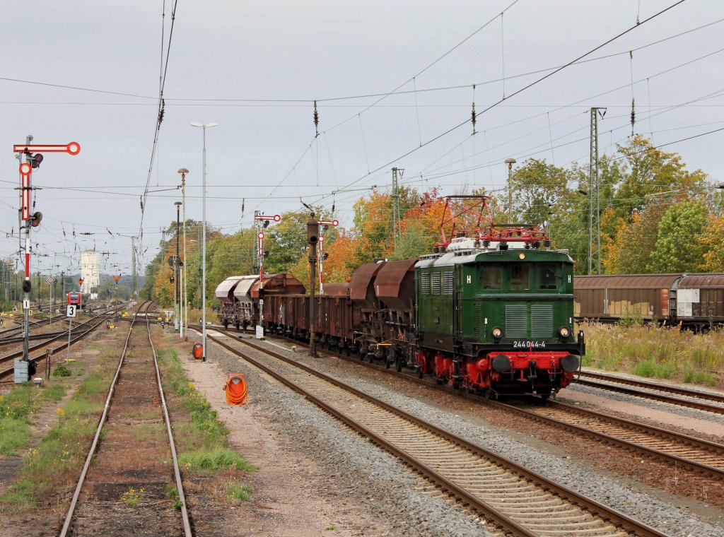 Die 244 044 mit einem Fotogterzug am 06.10.2012 bei der Einfahrt in Altenburg.