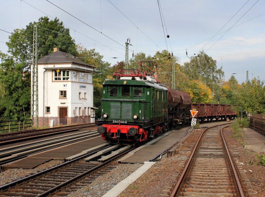 Die 244 044 mit einem Fotog�terzug am 06.10.2012 bei der Ausfahrt aus Altenburg.