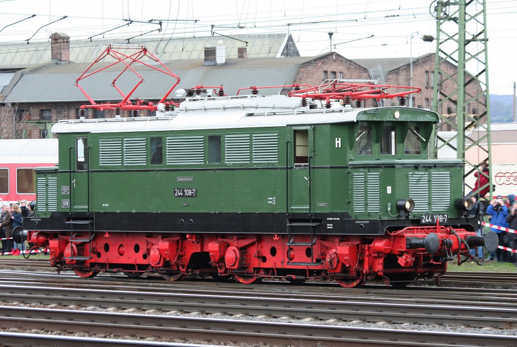 Die 244 198-7 prsentiert sich whrend der Lokparade anlsslich des 175 Jahre Eisenbahn Jubilums in Koblenz Ltzel am 03.04.2010
