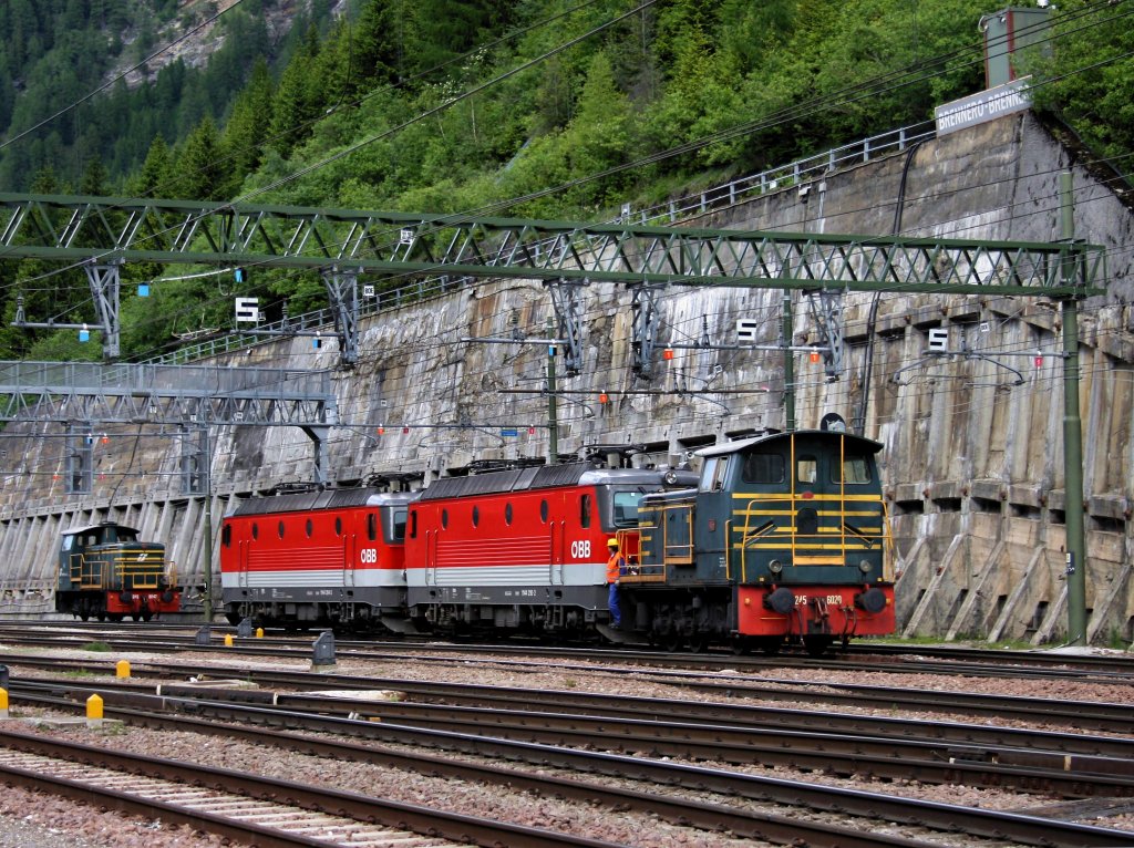 Die 245 6020 mit der 1144 210 und der 1144 204 am 11.06.2009 bei einer Rangierfahrt im Bahnhof Brenner. Im Hintergrund ist die 245 6047 abgestellt. 