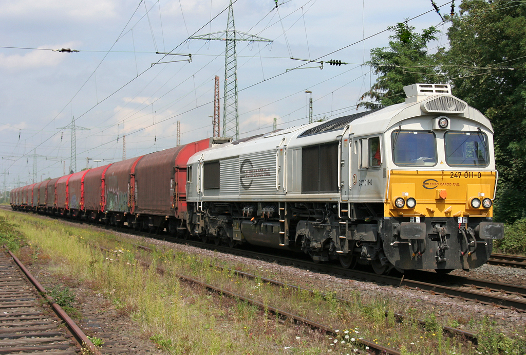 Die 247 011-0 zieht den Reisholzer durch Ratingen Lintorf am 17.08.2011