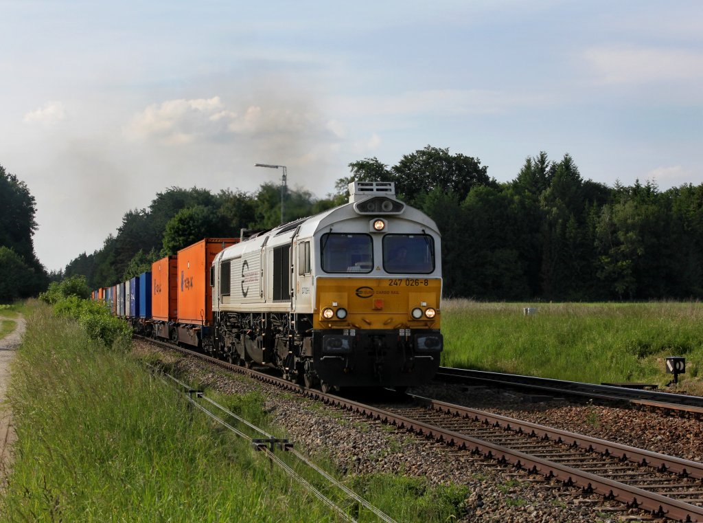 Die 247 026 mit einem Containerzug am 07.06.2013 bei der Einfahrt in Tling.