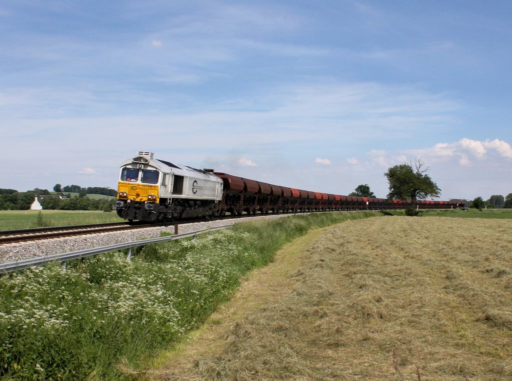Die 247 038 mit einem Kohlezug am 15.06.2013 unterwegs bei Weidenbach.