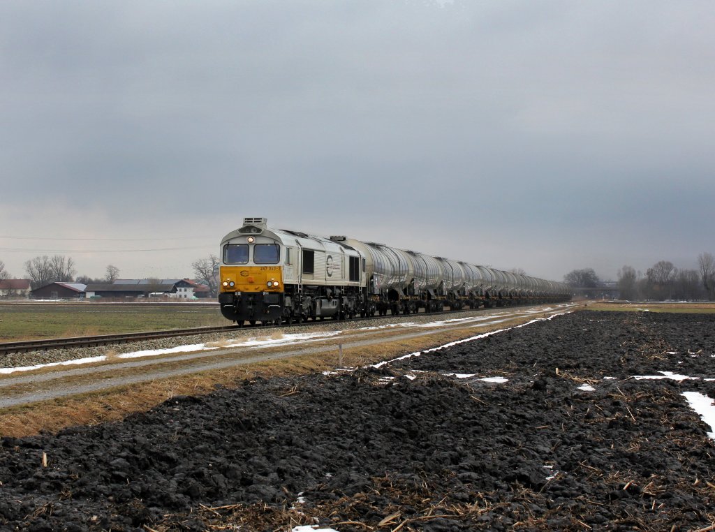 Die 247 043 mit einem Kesselwagenzug am 20.02.2012 unterwegs bei Alttting.