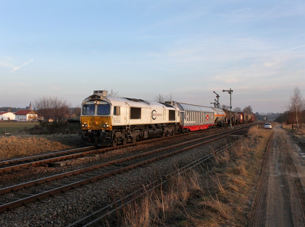 Die 247 043 mit einem Gterzug am 08.03.2013 bei der Durchfahrt in Tling.