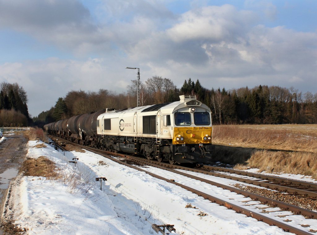 Die 247 044 mit einem Kesselwagenzug am 20.02.2012 bei der Einfahrt in Tling.