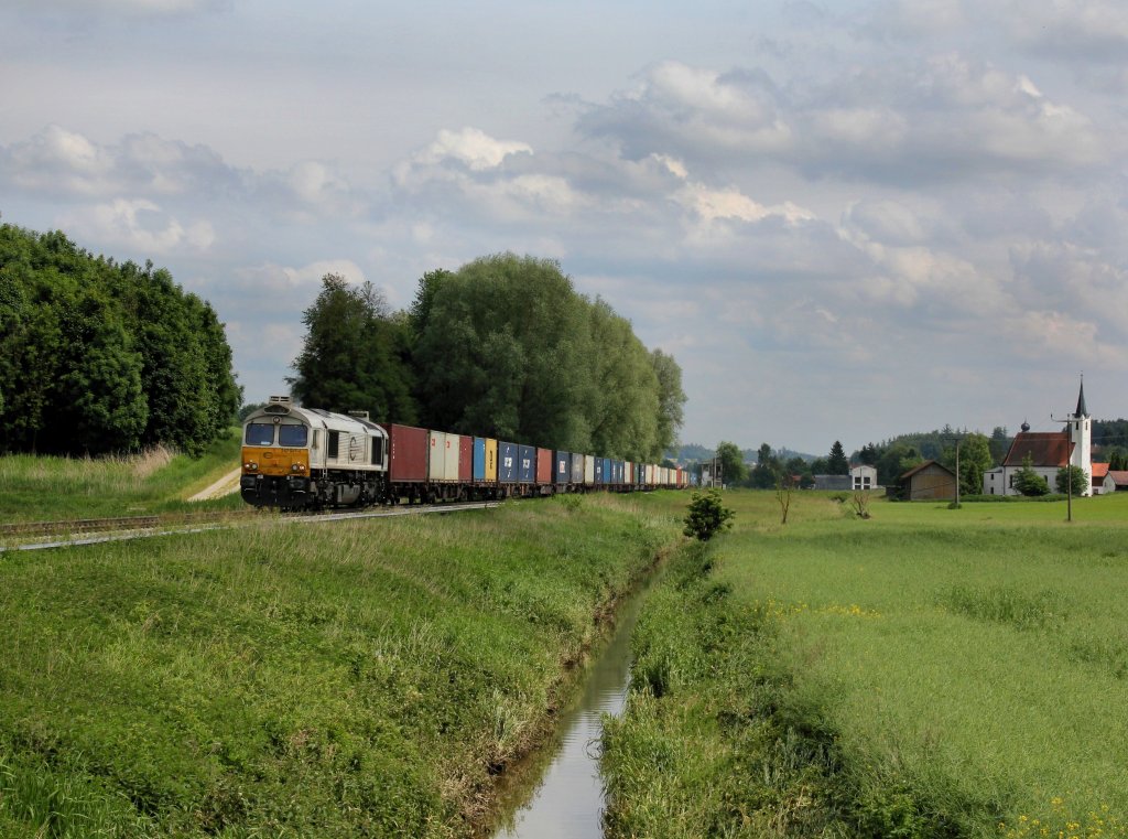 Die 247 047 mit einem Containerzug am 07.06.2013 unterwegs bei Tegernbach.