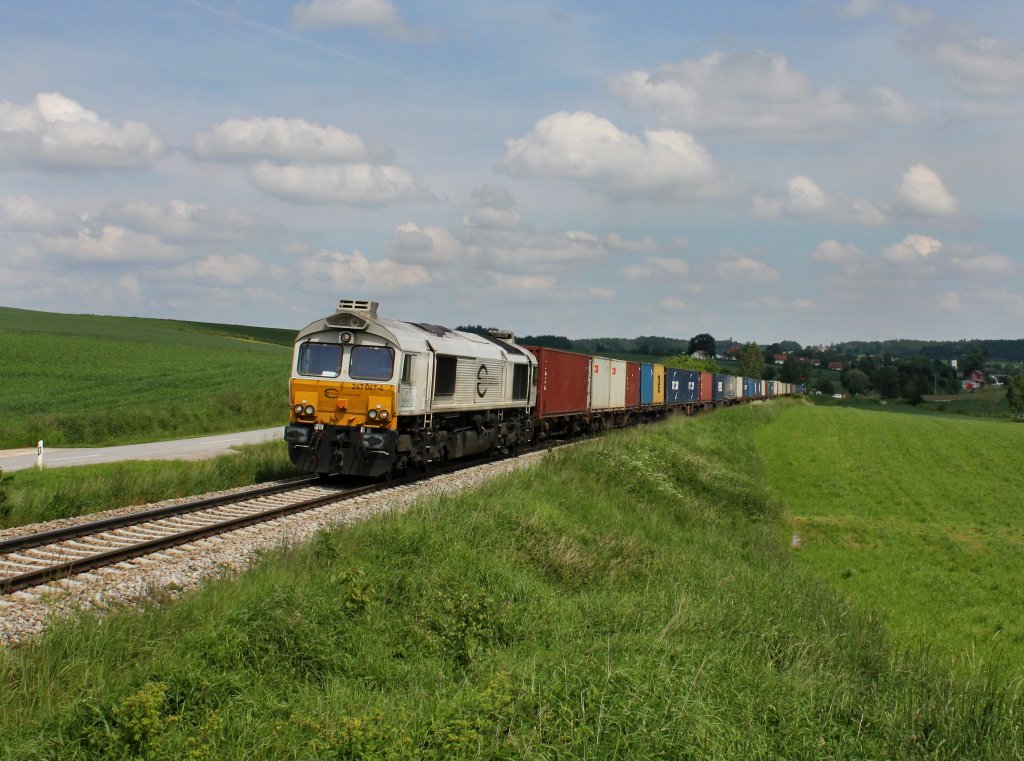 Die 247 047 mit einem Containerzug am 07.06.2013 unterwegs bei Egglkofen.