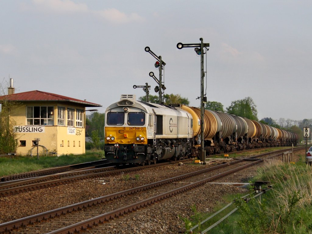 Die 247 048 am 26.04.2011 mit einem Kesselwagenzug bei der Durchfahrt in Tling. 