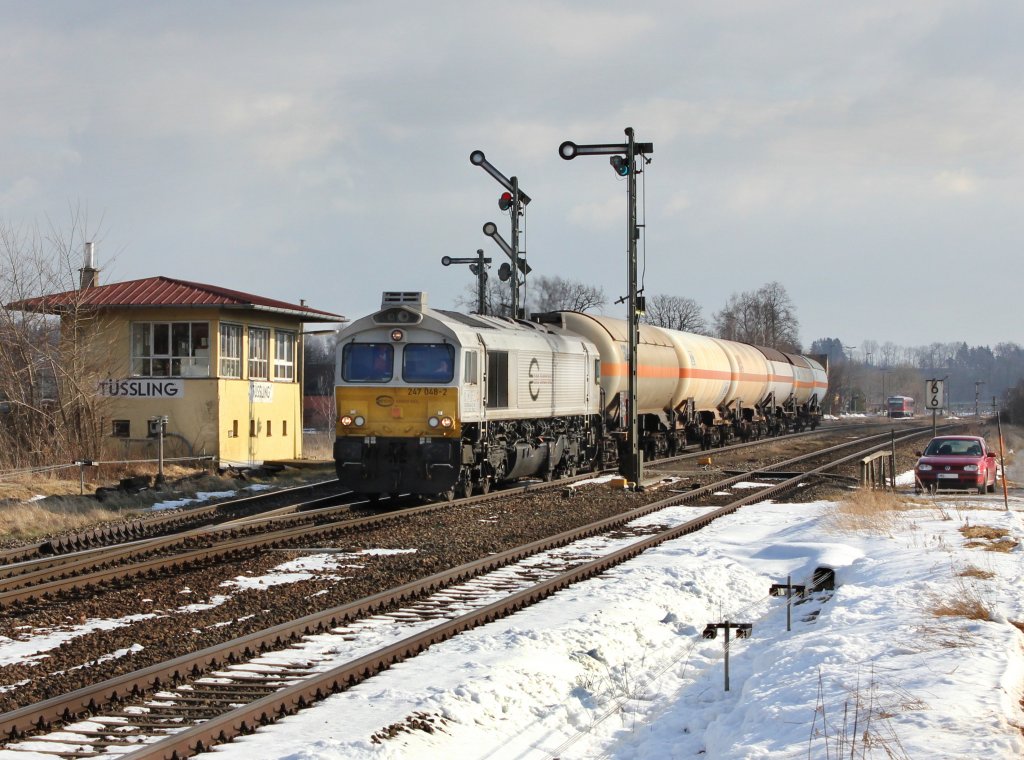 Die 247 048 mit einem Gaskesselzug am 20.02.2012 bei der Ausfahrt aus Tling.