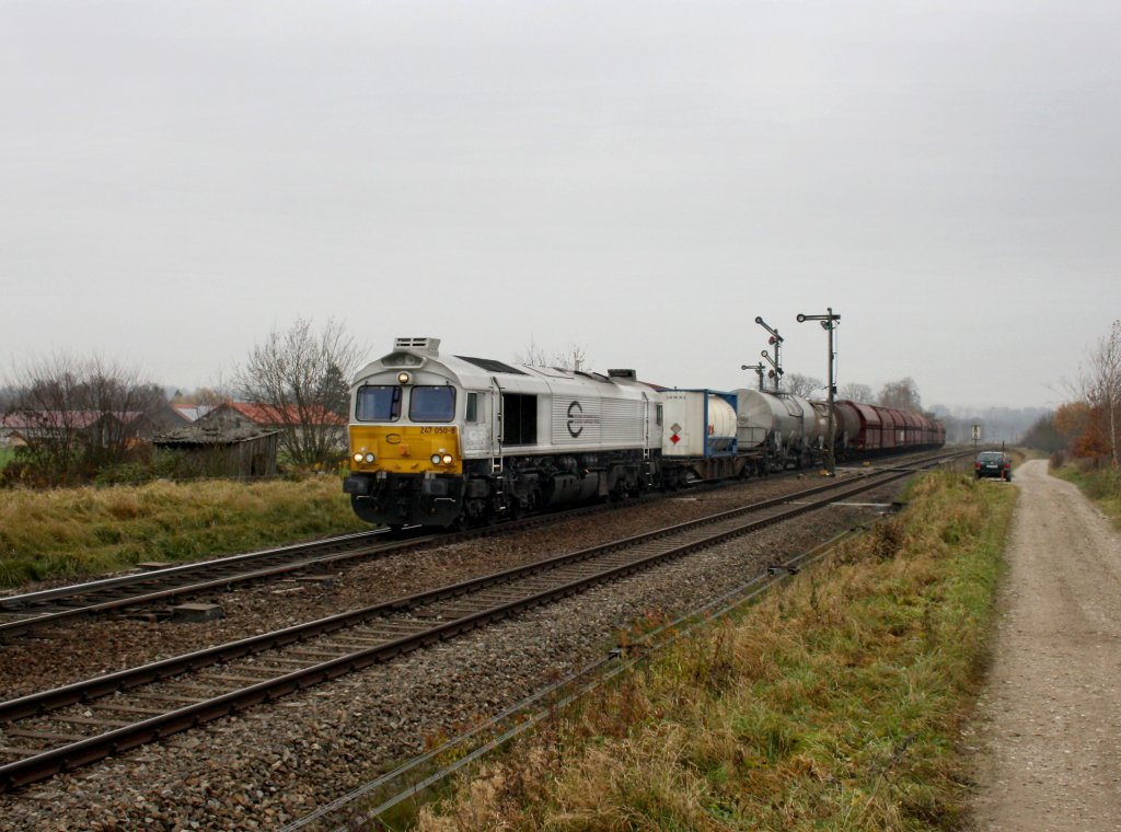 Die 247 050 mit einem Gterzug am 11.11.2011 bei der Durchfahrt in Tling.