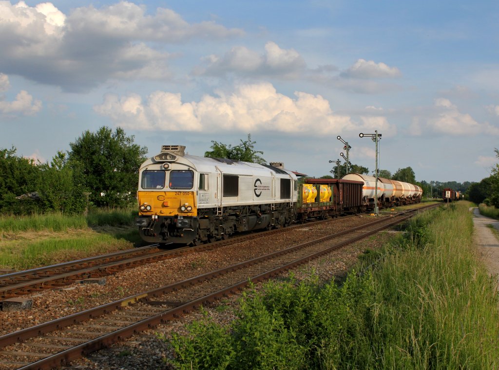 Die 247 050 mit einem Gterzug am 07.06.2013 bei der Ausfahrt aus Tling.