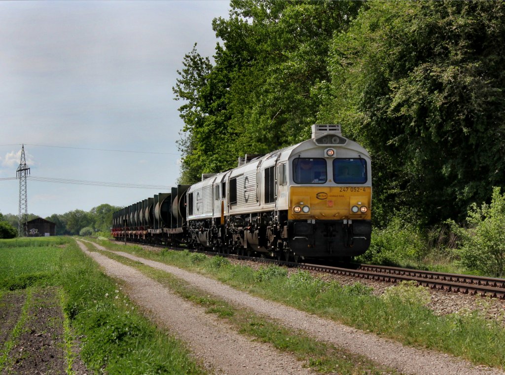 Die 247 052 und die 247 051 mit einem Mllzug am 11.05.2012 unterwegs bei Alttting.