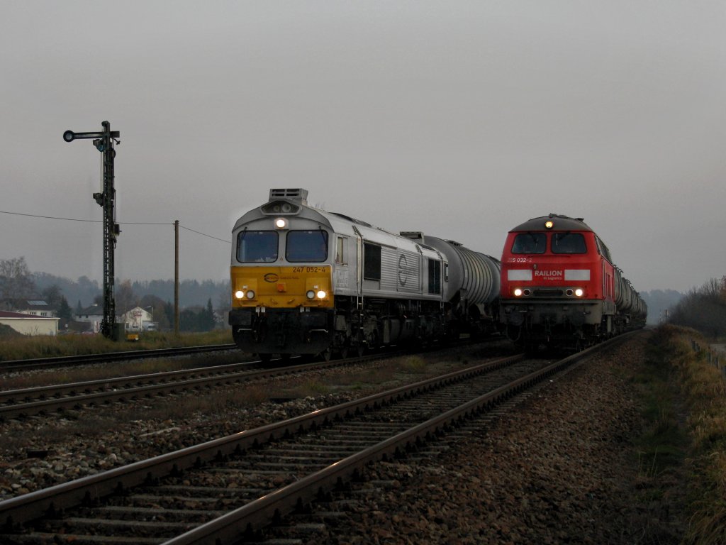 Die 247 052 mit einem Kesselzug  und die 225 032 mit dem Saalerkalkzug am 11.11.2011 in Tling. 