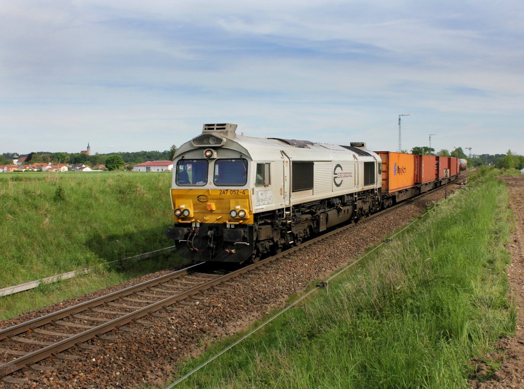 Die 247 052 mit einem Gterzug am 11.05.2012 bei der Durchfahrt in Tling.