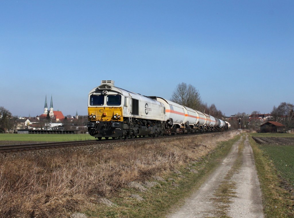 Die 247 052 mit einem Gterzug am 08.03.2013 unterwegs bei Alttting.