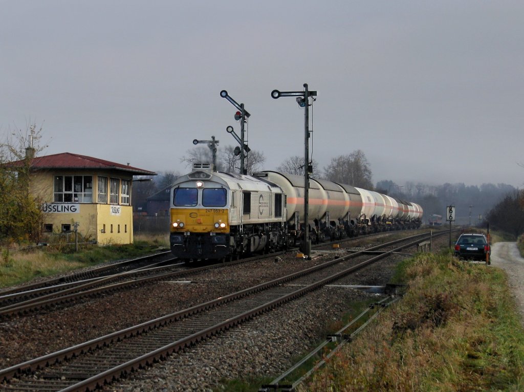 Die 247 053 am 11.11.2011 mit einem Gaskesselzug bei der Ausfahrt aus Tling.