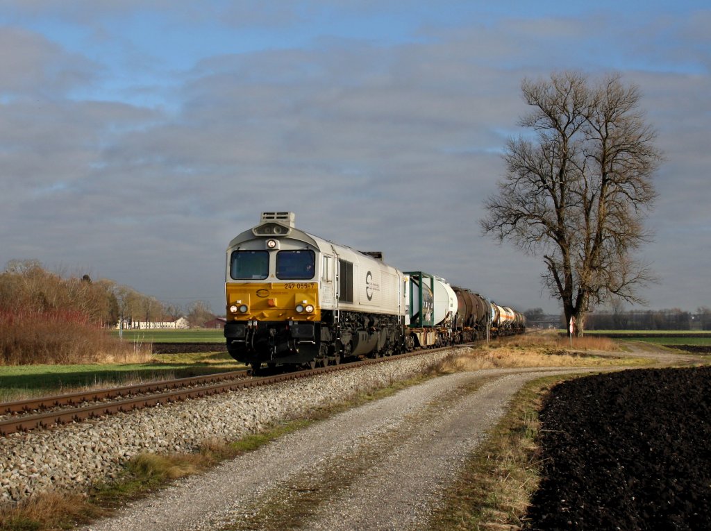 Die 247 055 am 27.12.2011 mit einem Gterzug unterwegs bei Alttting. 