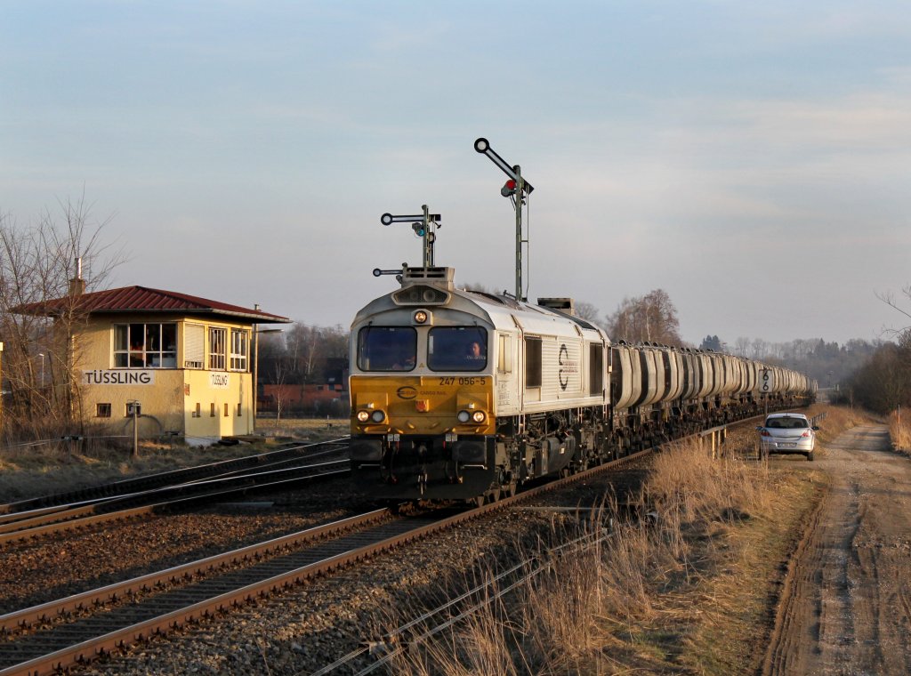 Die 247 056 mit dem Saalerkalkzug am 08.03.2013 bei der Durchfahrt in Tling.