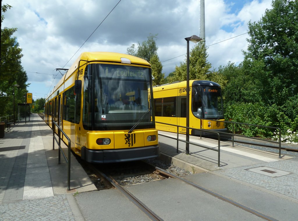 Die 2502 stand am 19.06.2011 an der Endhaltestelle in Prohlis.