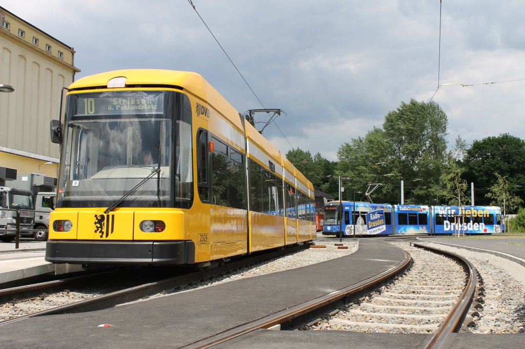 Die 2529 pausierte am 27.05.2012 an der Endhaltestelle der Messe Dresden: