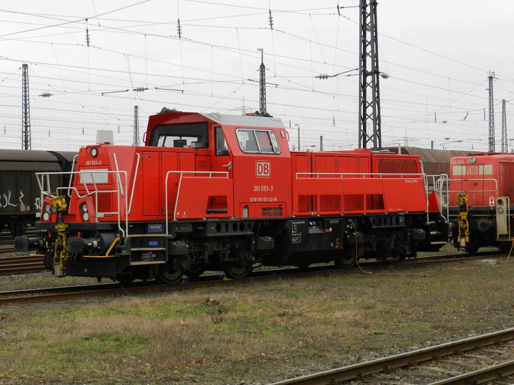 Die 261 053-3 (Voith Gravita 10 BB) wartet im Rangierbahnhof Bischofsheim am 01.03.2013 auf Arbeit.
