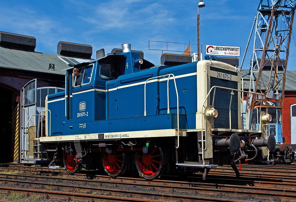 Die 261 671-2 (ex DB V60 671) der Aggerbahn (Andreas Voll e.K., Wiehl) rangiert am 18.08.2012 im Sdwestflische Eisenbahnmuseum in Siegen, hier war Lokschuppenfest. Die V60 wurde 1959 von MaK unter der Fabriknummer 600260 als V 60 671 gebaut, 1968 erfolgte die Umbezeichnung in 261 671-2, 1984 erfolgte schon die Ausmusterung bei der DB.