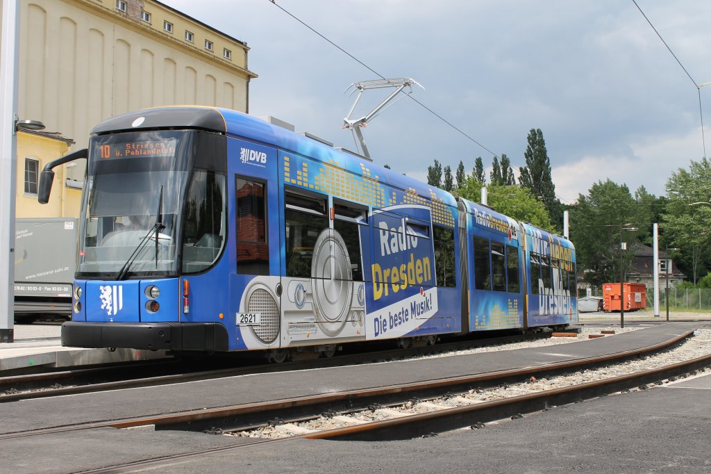 Die 2621 stand am 27.05.2012 an der Endhaltestelle der Messe Dresden. Hier mit neuem Stromabnehmer da sie kurz zuvor in der Hauptuntersuchung war.
