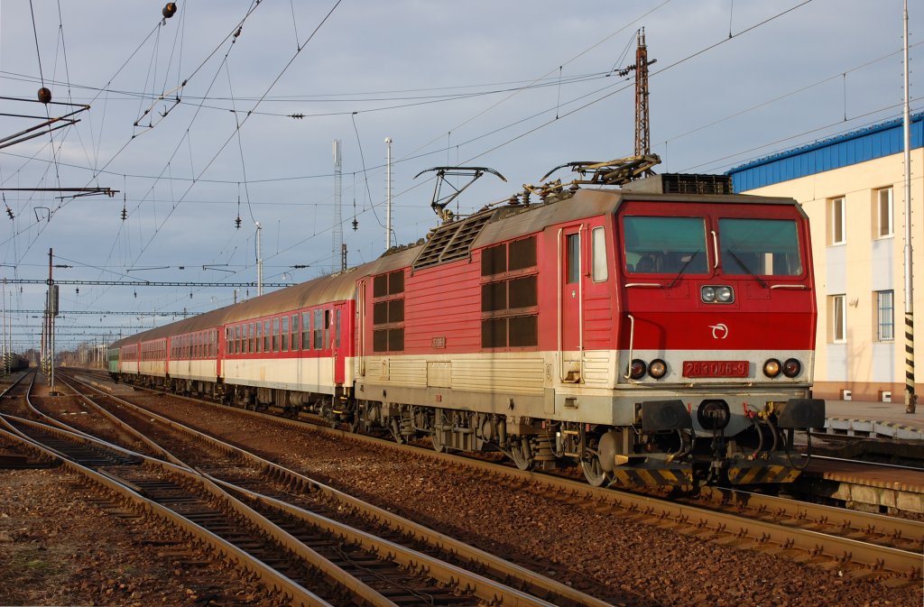 Die 263-006 mit Regionalzug Os 2023 Kty – Bratislava hl. st./Preburg Hbf. in Grenzbahnhof Devnska Nov Ves/Theben-Neudorf (Stadtgebiet Bratislava); 21.01.2012  