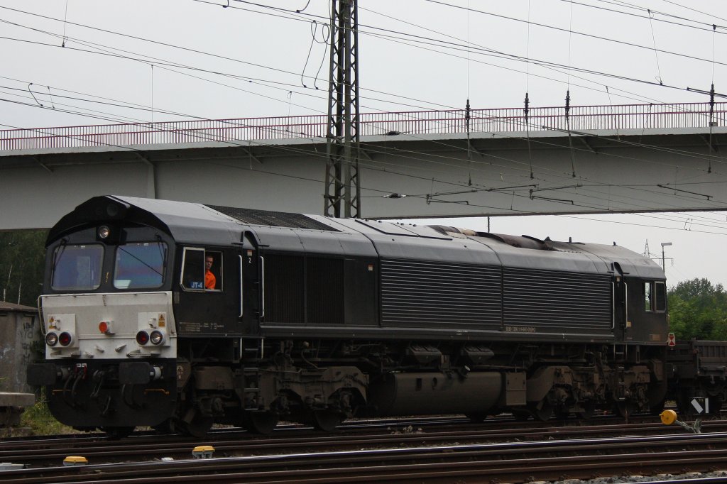 Die 266 114 der Odin (Eigentum MRCE) am 20.7.11 beim zusammenstellen eines Sxhwellenzuges in Duisburg-Entenfang.Die Lok verschwandt spter in Richtung Ratingen.