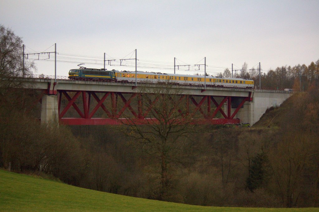 Die 2711 fuhr am 27.11.2011 mit einem Messzug von Aachen Hbf nach Welkenreadt, hier auf der Hammerbcke.