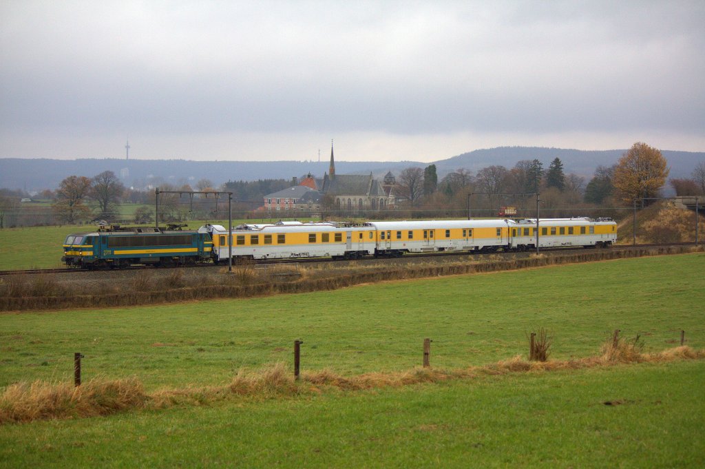 Die 2711 fuhr am 27.11.2011 mit einem Messzug von Aachen Hbf nach Welkenreadt, hier in Astenet.