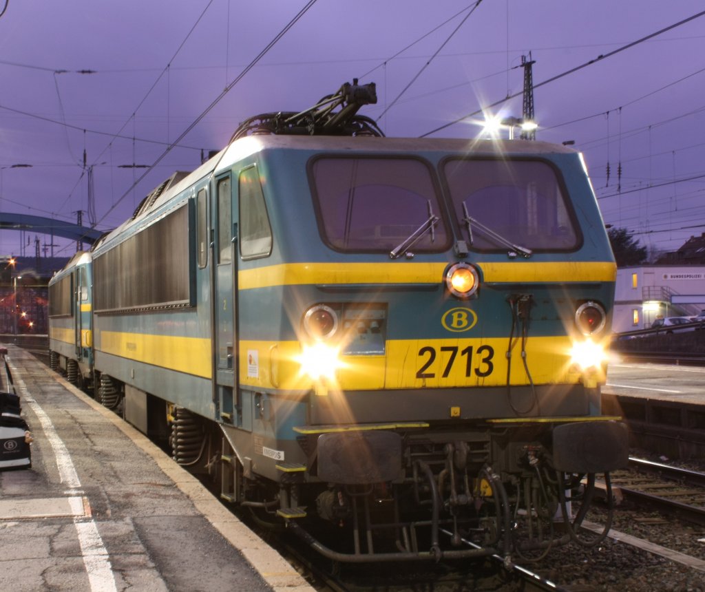 Die 2713 und 2726 warten am 05.02.2011 in Aachen Hbf auf den 13492, um ihn nach Belgien zu ziehen.