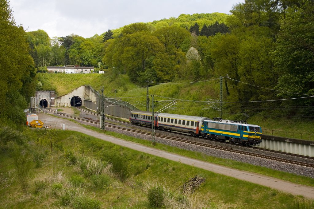 Die 2713 am 12.05.2013 mit zwei belgischen Reisezugwagen am Aachener Buschtunnel.